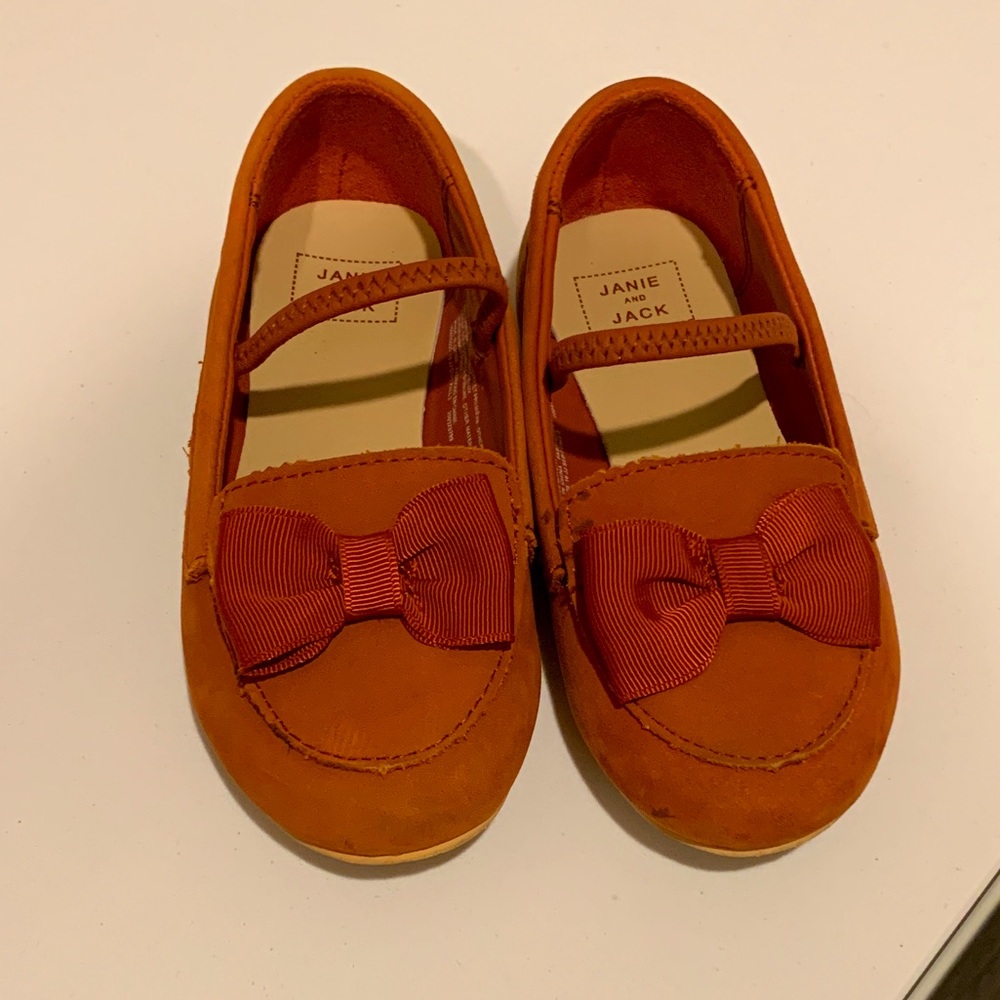 Janie and Jack toddler girls shoes. Rust color with bows. Leather upper.